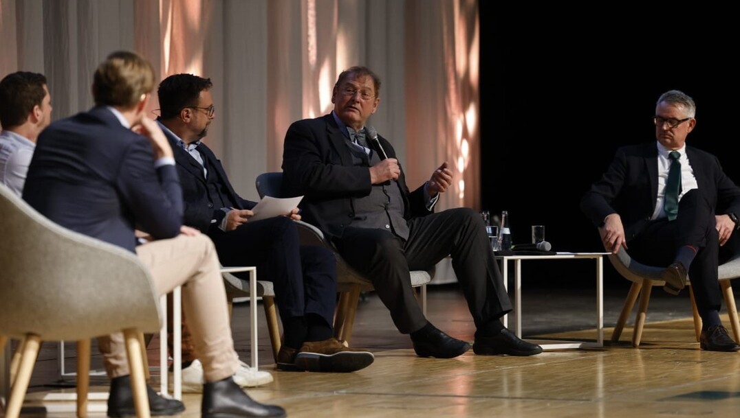 Wissenschaft trifft Praxis - Podiumsdiskussion zu den Perspektiven im Pflanzenbau (von links): Prof. Dr. Martin Husemann, Staatliches Museum fr Naturkunde in Karlsruhe; Prof. Dr. Peter Breunig, Hochschule Weihenstephan-Triesdorf; Moderator Guido Krisam von BWagrar; Prof. Dr. Dr. Andreas Hensel, Prsident des Bundesinstituts fr Risikobewertung (BfR); Ludwig Striewe, Geschftsfhrer bei BAT Agrar.