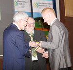 Ihr Herz für die Ostalb haben die seitherigen Vorsitzenden Christian Ziegler (Mitte) und Hubert Kucher (r.) mit der Zusammenführung der beiden Bauernverbände „auf Augenhöhe“ unter Beweis gestellt. Landrat Klaus Pavel überreichte ihnen jeweils eine CD mit der Kreishymne „Ostalbherz“ von Stumpfes Zieh & Zupf Kapelle zusammen mit dem süßen Herz einer Konditorin.