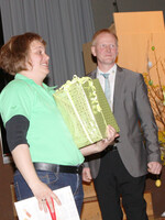 Als Dank für die Bewirtung und Dekoration bei der Delegiertentagung überreichte Vorsitzender Kucher ein Präsent an Annemarie Dambacher für die Landfrauen.