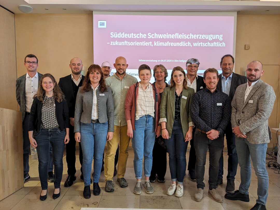 v.l.: Simon Ott (Fleischprüfring Bayern e.V.), Sabrina Möbius (Bildungs- und Wissenszentrum Boxberg), Aristotelis Zisis (Fleischprüfring Bayern e.V.), Susanne Höcherl (LfL Bayern), Valentin Hoch (LAZBW Aulendorf, Netzwerk Fokus Tierwohl), Volker Kromrey (Bodensee-Stiftung), Elisabeth Beckmüller (LfL Bayern), Prof. Dr. Eva Gallmann (Universität Hohenheim), Barbara Lutz (Bildungs- und Wissenszentrum Boxberg), Dr. Hans Oechsner (Universität Hohenheim), René Heller (Universität Hohenheim), Hansjörg Schrade (Bildungs- und Wissenszentrum Boxberg), Martin Heudecker (Heimatversprechen Bayern). Weitere Referenten waren Anton Reindl (LfL Bayern) sowie als Online-Referent zugeschaltet Prof. Dr. Wolfgang Siegert (Universität Göttingen).
