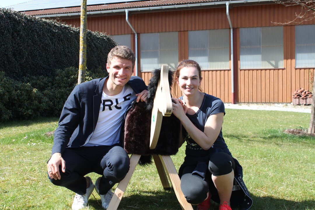 Thomas und Lisa Mller mit dem Hozpferd von "Pferde fr unsere Kinder"