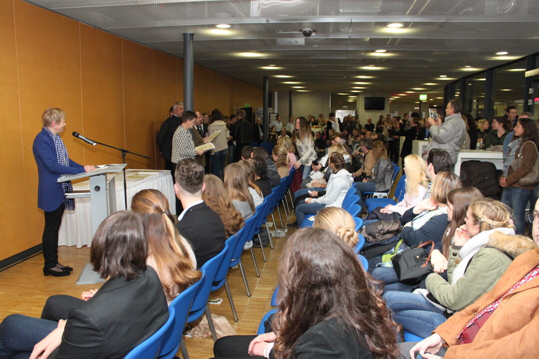Volles Haus bei der Urkundenbergabe. Links Organisatorin Sigrid Meng vom Regierungsprsidium Karlsruhe